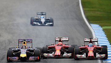 Kimi Räikkönen Sebastian Vettelin ja Fernando Alonson puristuksessa.