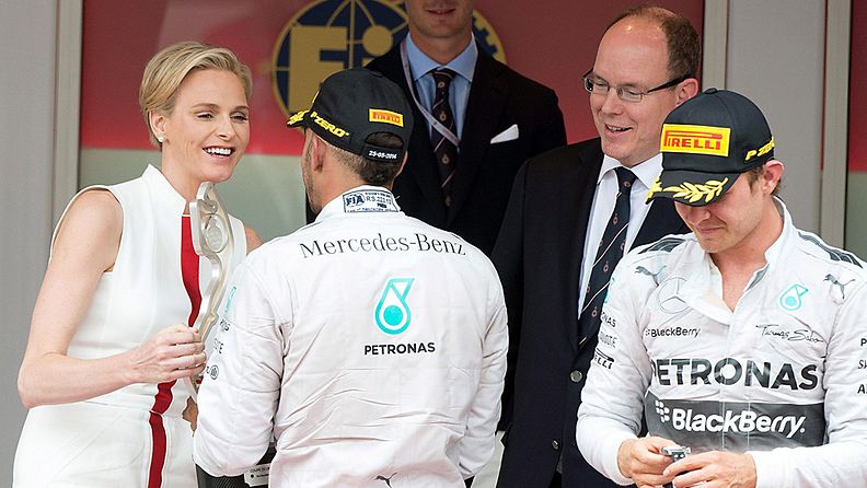 Hamilton vastaanottamassa palkintoaan Monacon ruhtinasparilta.