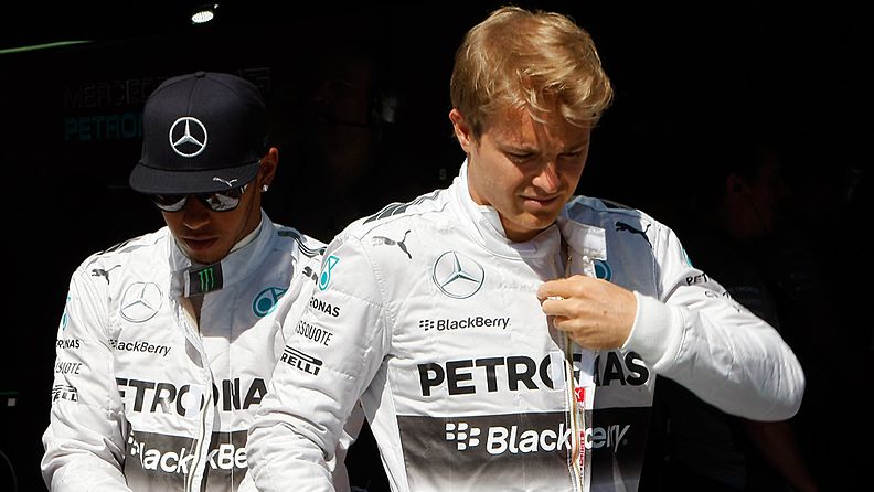 Lewis Hamilton (vas.) ja Nico Rosberg.