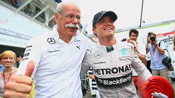 Mercedeksen emoyhtiön Daimler AG:n puheenjohtaja Dieter Zetsche juhli Nico Rosbergin kanssa Saksan GP:n voittoa.