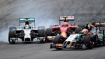 Kimi Räikkönen ja Lewis Hamilton rengas renkaassa.