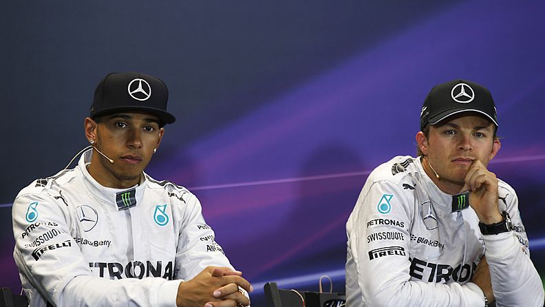Lewis Hamilton ja Nico Rosberg Monacon GP:n lehdistötilaisuudessa.