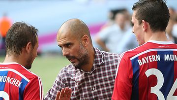 Pep Guardiola ohjeistaa Bayernin pelaajia. 