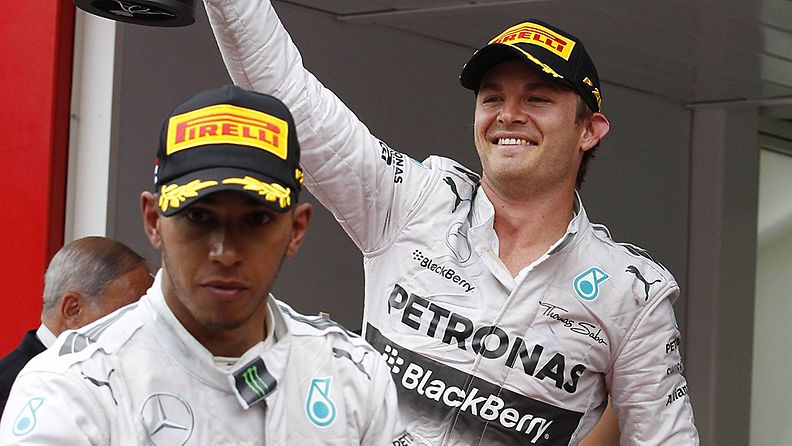 Lewis Hamilton ja Nico Rosberg Monacon palkintojenjaossa.