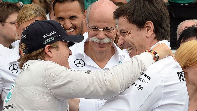 Toto Wolff (oik.) onnittelee Nico Rosbergia Saksan GP:n jälkeen. 