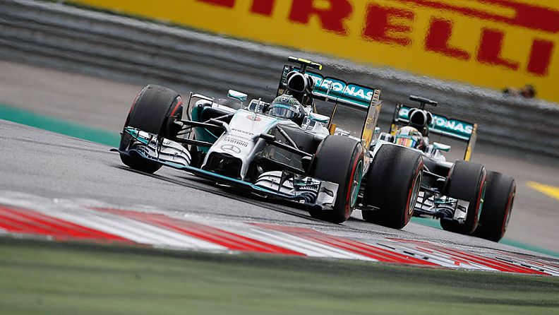 Mercedeksen Nico Rosberg ja Lewis Hamilton peräkanaa Itävallan GP:ssä. 