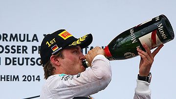Nico Rosberg ottaa huikkaa Hockenheimin palkintopallilla.