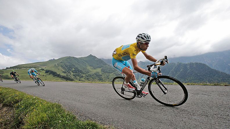 Vincenzo Nibali polkee ylös vuorta 17. etapilla. 