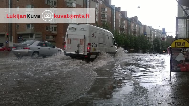 Helsingin Hämeentiellä oli vettä kovan sateen jälkeen 19. elokuuta 2014. Kuva: Marko Valkonen