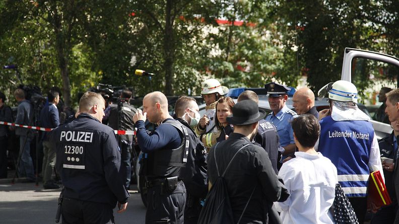 Poliiseja ja pelastushenkilöstöä työnvälitystoimiston edessä Prenzlauer Bergin alueella Berliinissä 19.8.2014. 