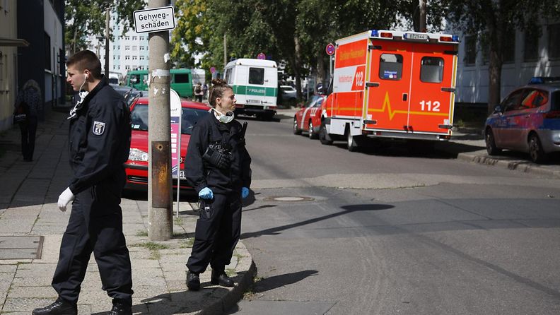 Poliiseja ja pelastushenkilöstöä työnvälitystoimiston edessä Prenzlauer Bergin alueella Berliinissä 19.8.2014. )