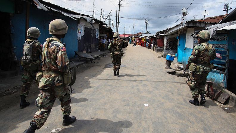 Liberialaiset sotilaat etsivät karanneita Ebola-potilaita Monroviassa 19. elokuuta 2014.