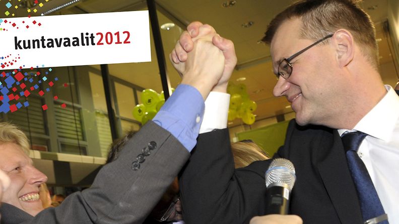 Keskustan puheenjohtaja Juha Sipilä (oik.) ja eduskuntaryhmän puheenjohtaja Kimmo Tiilikainen lyövät kättä voiton merkiksi ennakkoäänestyksen tulosten tultua puolueen vaalivalvojaisissa Helsingissä 28. lokakuuta 2012.