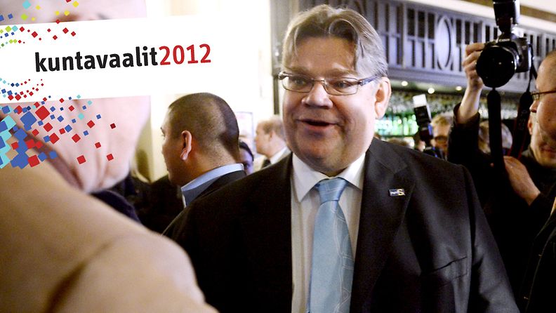Perussuomalaisten puheenjohtaja Timo Soini saapu Perussuomalaisten vaalivalvojaisiin Bottalle Helsingissä 28. lokakuuta 2012 ennen ennakkoäänien tulosta.
