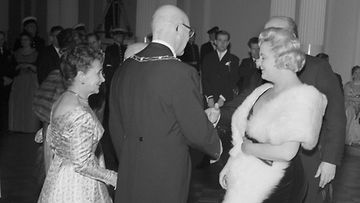 Oopperalaulaja Anita Välkki tervehtii presidentti Urho Kekkosta ja rouva Sylvi Kekkosta itsenäisyyspäivän vastaanotolla presidentinlinnassa 6. joulukuuta 1961.