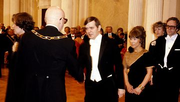 Presidentti Urho Kekkonen kättelee Paavo Väyrystä itsenäisyyspäivän juhlissa presidentinlinnassa 1970-luvulla. 
