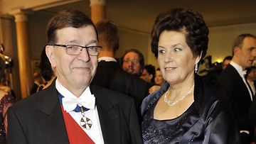 Ulkomaankauppa- ja kehitysministeri Paavo Väyrynen ja vaimo Vuokko Väyrynen itsenäisyyspäivän vastaanotolla presidentinlinnassa 6. joulukuuta 2010.