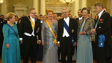 Eeva Ahtisaari, Martti Ahtisaari, Presidentti Tarja Halonen, presidentin puoliso Pentti Arajarvi,Tellervo Koivisto ja Mauno Koivisto itsenäisyyspäivän vastaanotolla Helsingissä 2002.