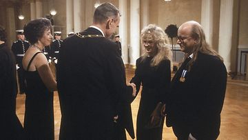 Muusikko Juice Leskinen ja Tarja-vaimo tervehtivät tasavallan presidentti Mauno Koivistoa ja rouva Tellervo Koivistoa itsenäisyyspäivän vastaanotolla presidentin linnassa 6. joulukuuta 1986.