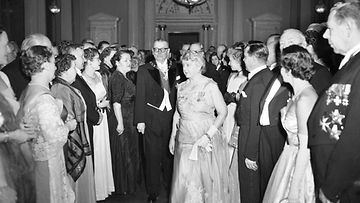 Presidentti Juho Kusti Paasikivi ja rouva Alli Paasikivi Linnan itsenäisyyspäivän juhlissa 6.12.1953.