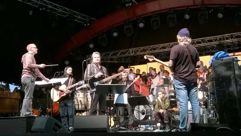 Pepe Willberg sound checkissä Juhlaviikoilla 2014