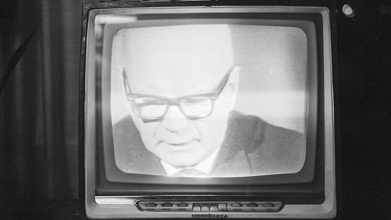 Presidentinvaalikampanja: Urho Kaleva Kekkonen pitää vaalipuhetta television ruotsinkielisessä lähetyksessä marraskuussa 1967.