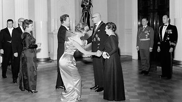 Näyttelijäpariskunta Birgitta Ulfsson ja Lasse Pöysti kättelemässä presidenttipari Urho ja Sylvi Kekkosta itsenäisyyspäivän linnan juhlissa 6. joulukuuta 1963.