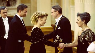 Kansanedustaja Eva Biaudet ja Ulf Schmedes saapuvat Linnan itsenäisyyspäivän juhliin 6. joulukuuta 1993.
