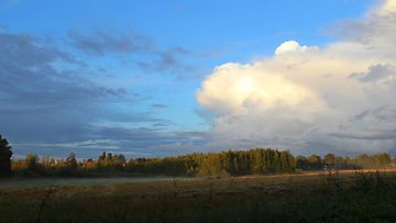 Rankan sateen jälkeen usva nousi pelloille ja pilvimuodostelmat liikkuivat taivaalla Utajärvellä 21. elokuuta 2014. Lukijan kuva: Sinikka Kujala