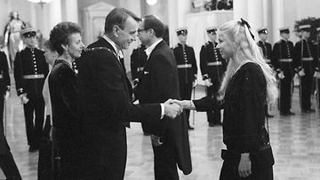Hiihtäjäsankari, olympiavoittaja Marjo Matikainen kättelyvuorossa itsenäisyyspäivän vastaanotolla presidentinlinnassa 6. joulukuuta 1988. Tasavallan presidentti Mauno Koivisto ja rouva Tellervo Koivisto vastaanottamassa vieraita.