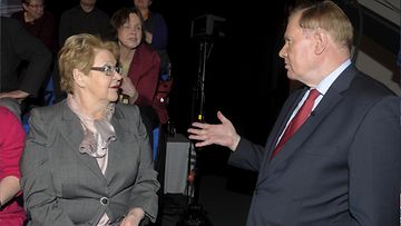 Ulpu Iivari ja Paavo Lipponen juuri ennen MTV3:n presidenttitenttiä Helsingissä, 18. tammikuuta 2012.