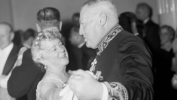 Presidentti J.K. Paasikiven puoliso Alli tanssimassa Itsenäisyyspäivän vastaanotolla.