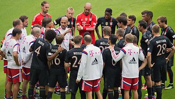 Pep Guardiola ohjeistaa pelaajiaan Bayernin harjoituksissa. 