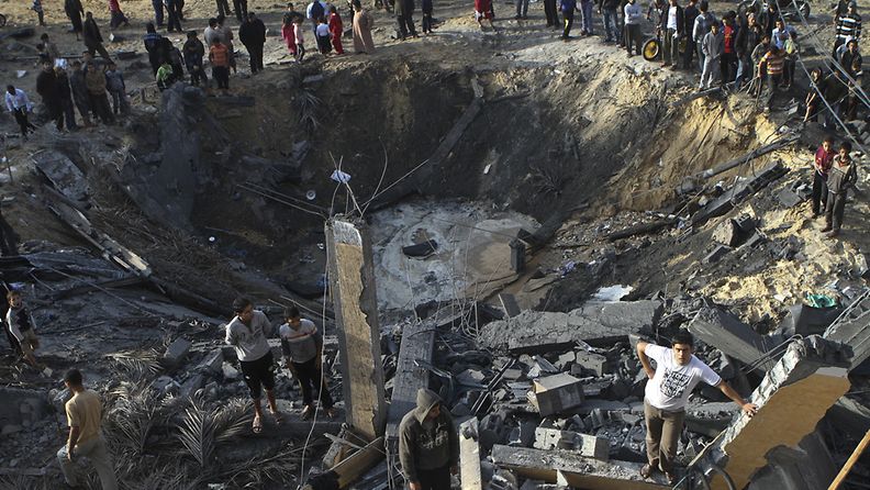 Vain kuoppa jäi jäljelle asuintalosta Israelin ilmaiskun jälkeen. Kuva Gazasta 19.11.2012.