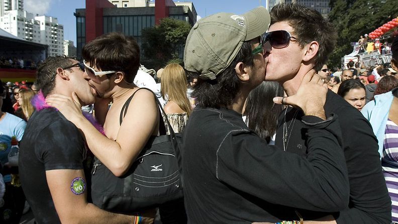 Gay Pride -tapahtumaan osallistujat suutelevat toisiaan Sao Paulossa.