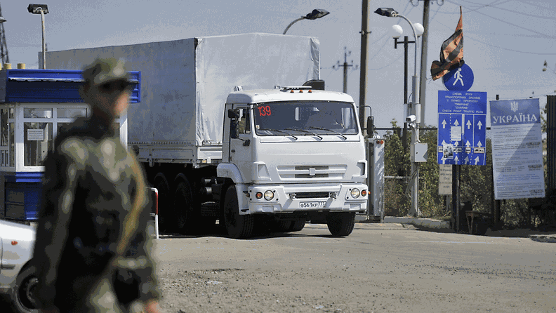 Venäjän avustussaattueeseen kuuluva rekka ylitti rajaa Ukrainan puolelle Izvarinon tarkastuspisteellä 22. elokuuta 2014.