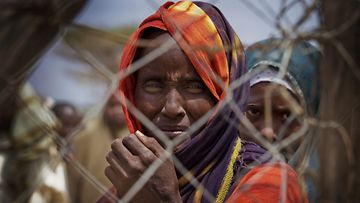 Naiset ovat saapuneet juuri Dadaabin pakolaisleirille - tuhansien muiden somaleiden tavoin. Kuva: EPA