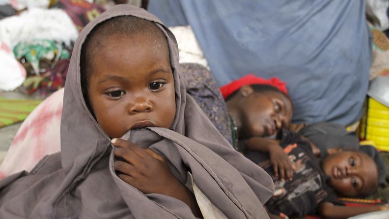 Tämä lapsi on saapunut juuri Somalian pääkaupunkiin Mogadishuun pakoon kuivuutta ja nälkää maan eteläosista. Kuva: EPA 19.7.2011