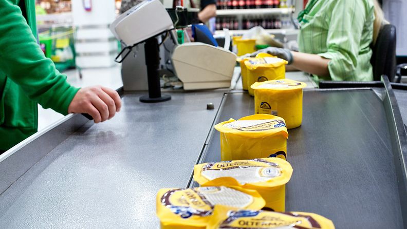 Venäjän markkinoille tarkoitettuja Valion Oltermanni-juustoja Prismassa Helsingissä 15. elokuuta 2014.