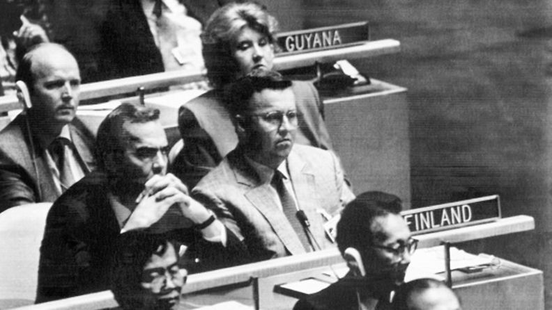 Klaus Törnudd (vas.) ja ulkoministeri Pertti Paasio seuraavat presidentti George Bushin puhetta YK:n turvallisuusneuvostossa 25. syyskuuta 1989.