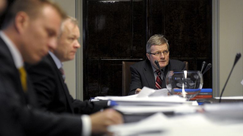 Johannes Koskinen perustuslakivaliokunnan kokouksessa 8. joulukuuta 2011. 