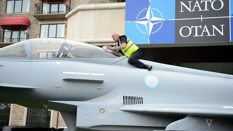 Työntekijä viimeistelee Typhoon-hävittäjän mallia Naton huippukokousta varten Walesissa 3. syyskuuta 2014.