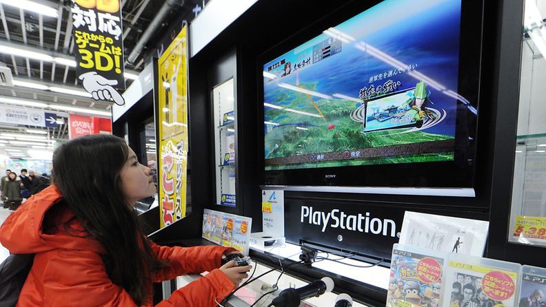 Tyttö pelaa Sonyn PlayStation -peliä. 
