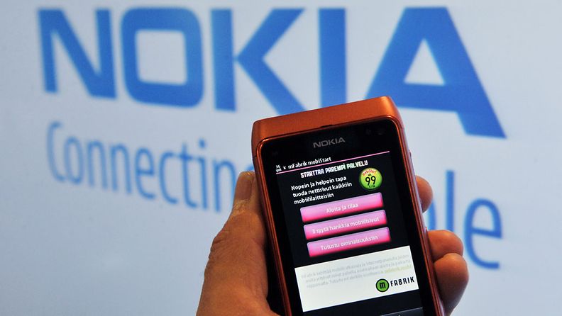 Nokian N8-älypuhelin yhtiön lippulaivamyymälässä Helsingissä. (Lehtikuva) 