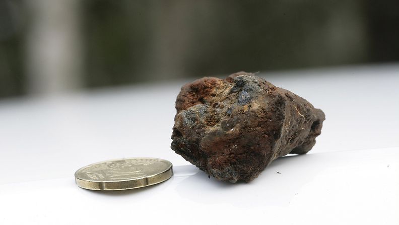 Rumavuoman alueelta löydetty näyte, jossa tumma osa on uraania ja sen keskellä oleva keltainen kultaa, Ylitorniossa 16. lokakuuta 2008.