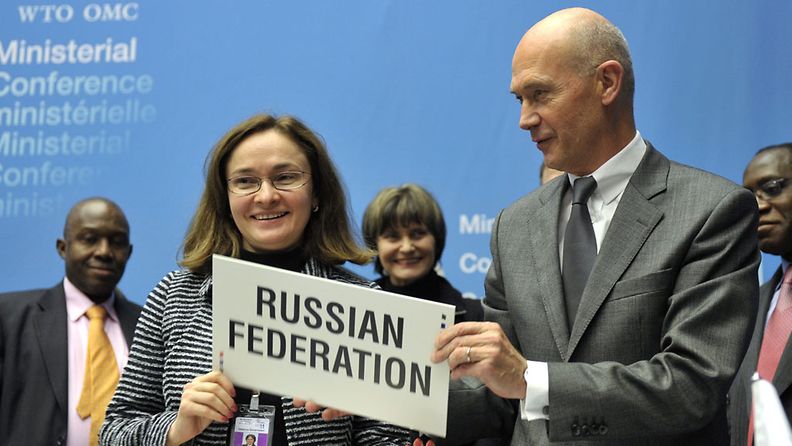 Venäjän talous-ja kehitysministeri Elvira Nabiullina ja WTO:n johtaja Pascal Lamy allekirjoittivat Venäjän jäseneksi maailman kauppajärjestöön 16. 12. 2011 Genevessä, Sveitsissä. (Kuva: EPA)