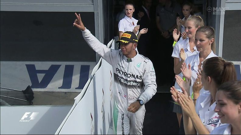 Lewis Hamilton tuulettaa voittoaan Monzassa