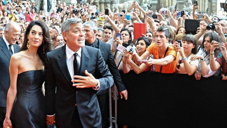 Näyttelijä George Clooney morsiamensa kanssa Italiassa.