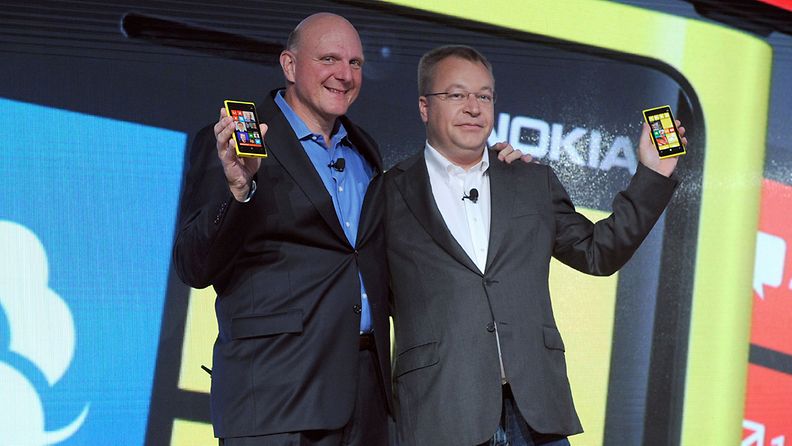 Nokian toimitusjohtaja Stephen Elop ja Microsoftin toimitusjohtaja Steve Ballmer eilisessä Nokian julkistustilaisuudessa.