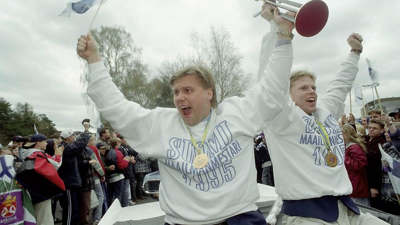 Timo Jutila ja Saku Koivu juhlimassa maailmanmestaruutta 1995.